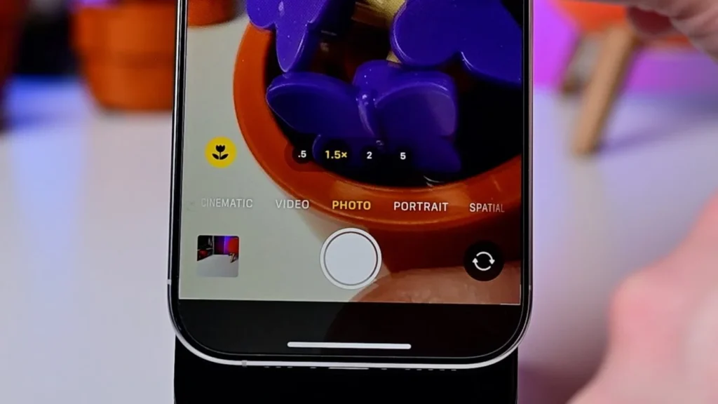 When lighting is dim, Night Mode adjusts shutter duration.